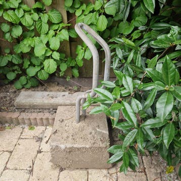 Fietsstandaard op betonnen blok