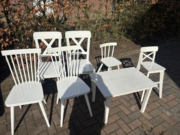 Witte houten stoele en tafel