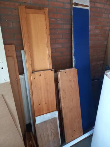 Diverse houten planken (van een kast). Gratis ophalen