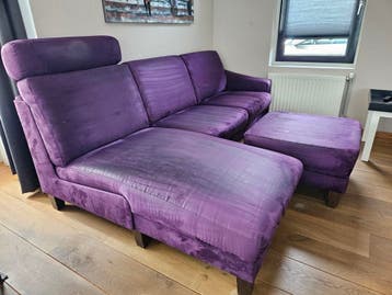 Paarse hoekbank met poef, gatis op te halen