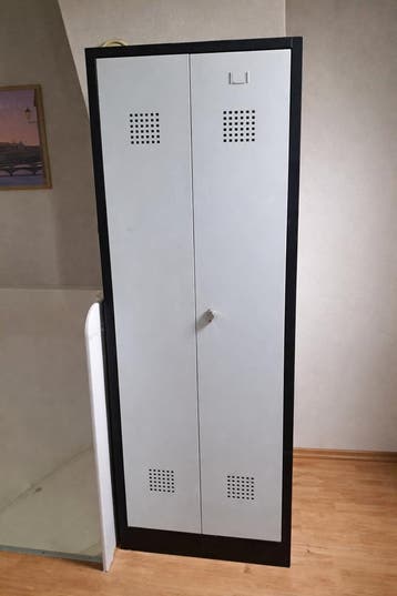 Kledingkast in locker stijl