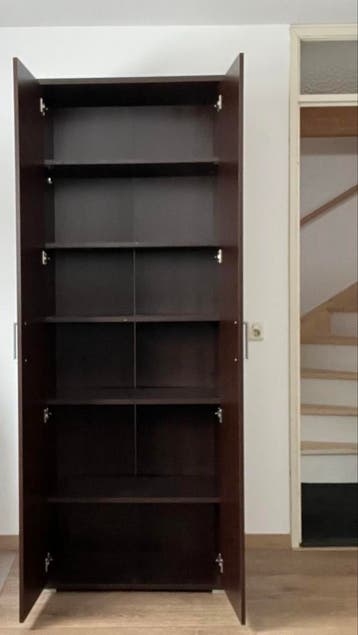 Donkerbruine kledingkast met planken - gratis af te halen