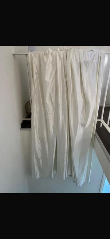 Gratis op te halen: Witte gordijnen met glans (2 stuks)