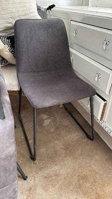 Donkergrijze stoel met metalen onderstel