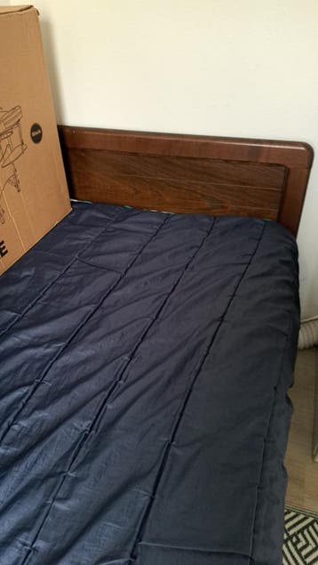 GRATIS! Eenpersoonsbed met houten hoofdeinde.