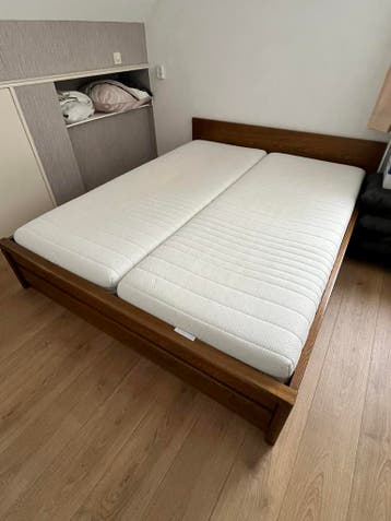 Tweepersoonsbed met matrassen GRATIS (Apeldoorn)