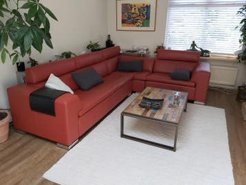 Gratis design rood leren hoekbank, evt als 2 losse banken