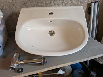 Witte wasbak met kraangat en afvoer gratis af te halen