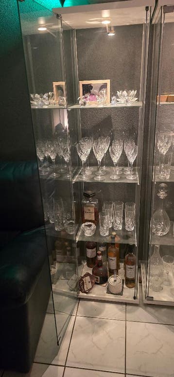 2x gratis witte vitrine kasten met spot