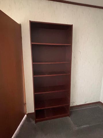 Donkerbruine boekenkast