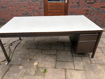 Stalen bureau (1 bij 2 meter)
