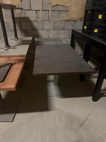 2 donkerbruine tafels Gratis af te halen!