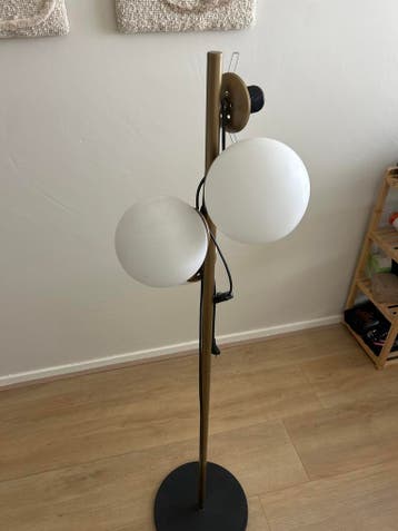 Stijlvolle staande lamp met 3 bollen (mist 1 bol)
