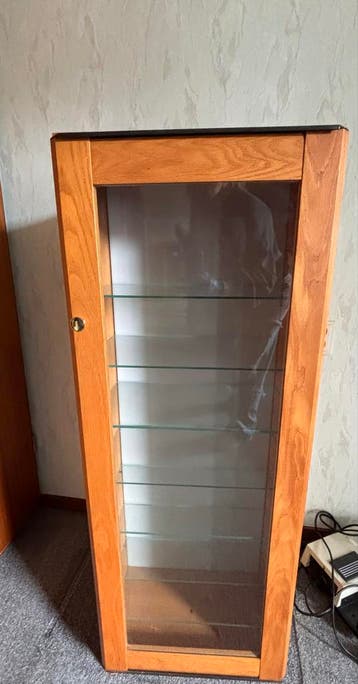 Diverse gebruikte vitrinekasten