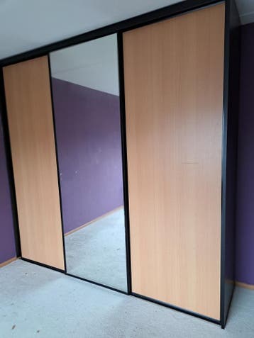 Kledingkast met schuifdeuren en spiegel