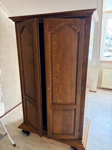 Eikenhouten kledingkast gratis af te halen!