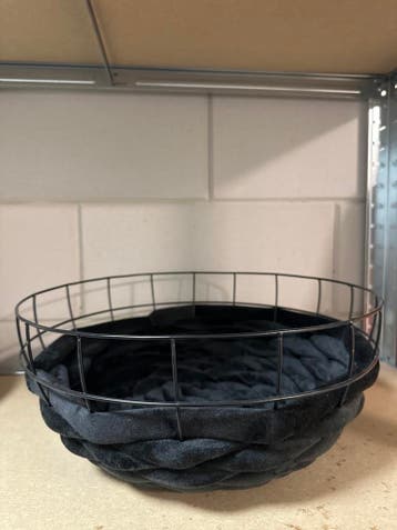 Zwarte mand met zwart fluweel stof