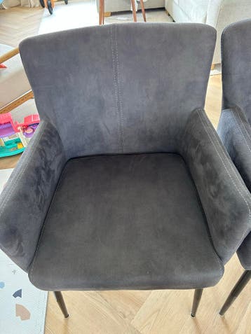 GRATIS 2 donkergrijze eetkamerstoelen