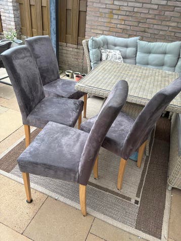 Vier gratis eettafelstoelen