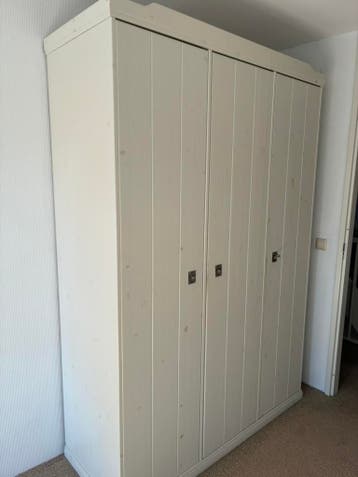 Houten kledingkast