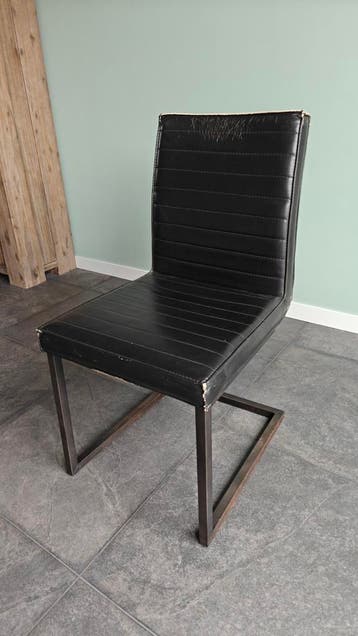 Gratis 6 eetkamer stoelen