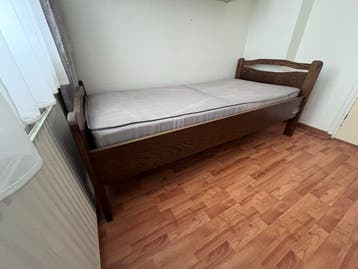 Eenpersoons bed van hout