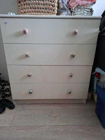 Ladekast met 4 laden en unieke knoppen