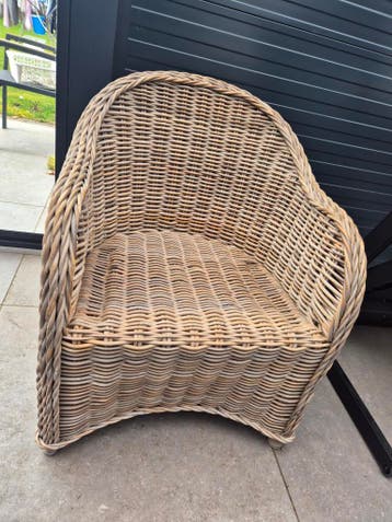 Vier rotan kuipstoelen