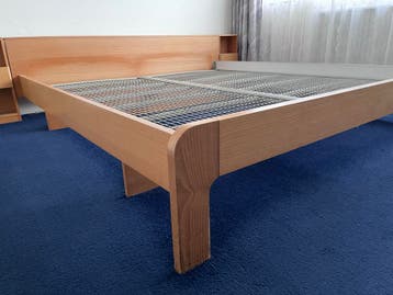 2-persoons bed met nachtkastjes