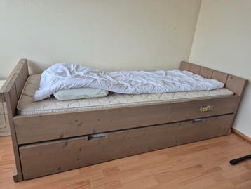 Eenpersoonsbed met logeerbed en matras