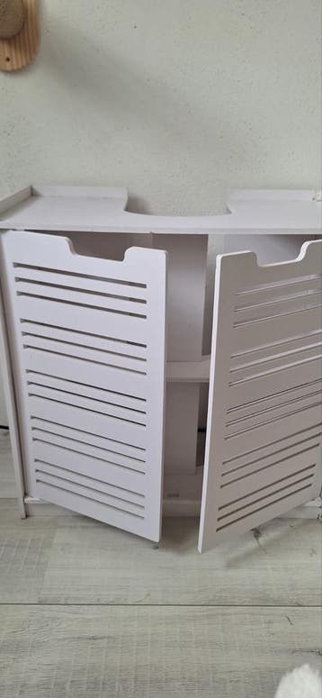 Wastafelkastje met louvre deurtjes