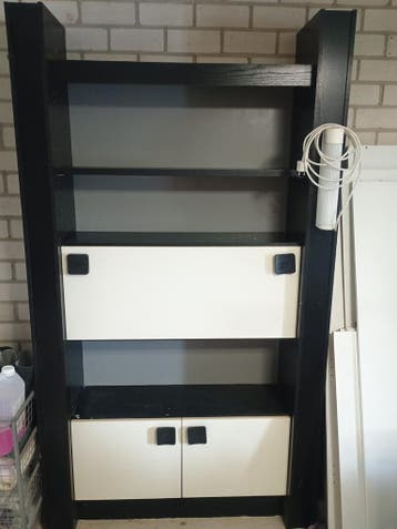 GRATIS! Kast met werkbank en deurtjes, inclusief lamp