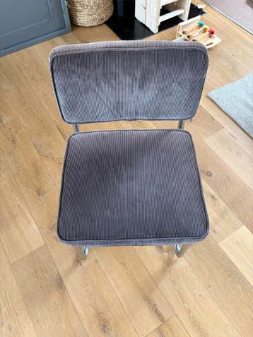 Twee gratis stoelen - Grijs ribstof met metalen onderstel