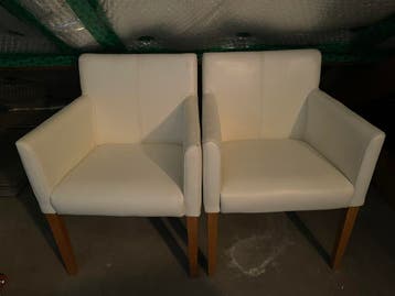 2 nette witte stoelen