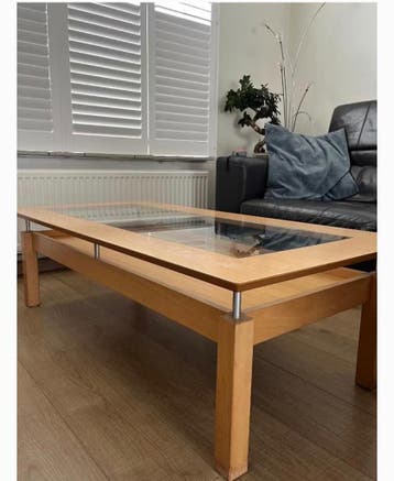 Houten salontafel met glas