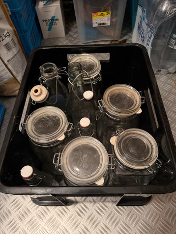 Verschillende weckpotten en weckflessen