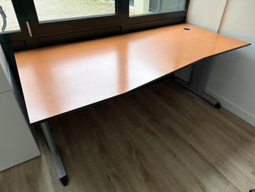 Twee bruine bureaus, zware kwaliteit