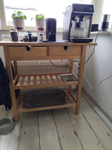 Houten keukentrolley met lades en planken