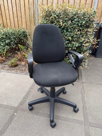 Twee gebruikte bureaustoelen gratis af te halen