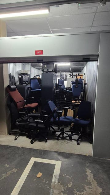 Kantoor inrichting met stoelen,tafels computers ect