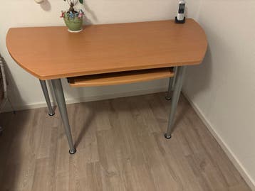 Houten bureau met uitschuifbaar toetsenbordblad