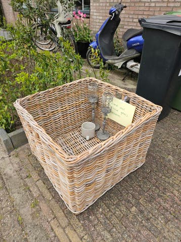 Gratis afhalen mand, kandelaars en potje