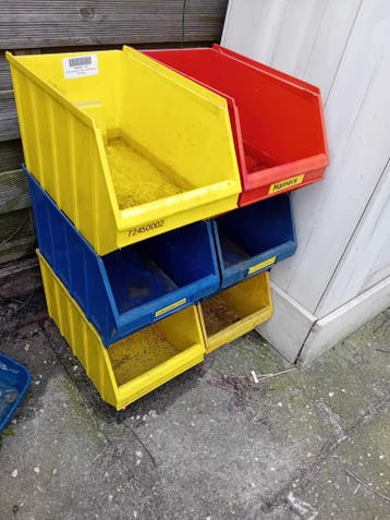 Gratis stapelbakken in verschillende kleuren