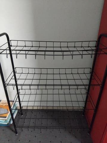Stevig zwart schoenenrek met 4 lagen