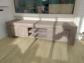 Houten tv-meubel met deurtjes en open vakken