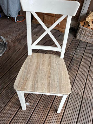 Witte stoel met houten zitting