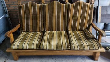 Houten 3-zitsbank met gestreepte kussens