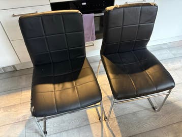 Gratis af te halen: 2 of 4 zwarte stoelen met slijtage
