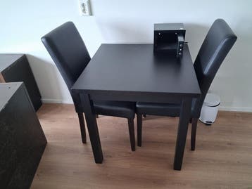 Eettafel met 2 stoelen, diverse kasten en tafeltjes GRATIS