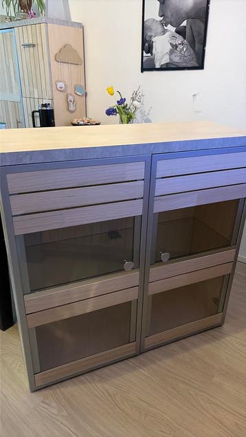 Wand- of vrijstaand kabinet met glazen deuren